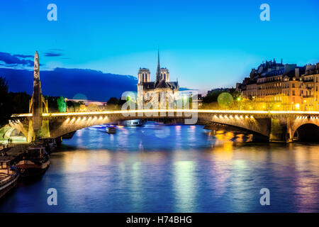 Notre-Dame de Paris in der Nacht und das Seineufer Frankreich in die Stadt Paris in Frankreich Stockfoto