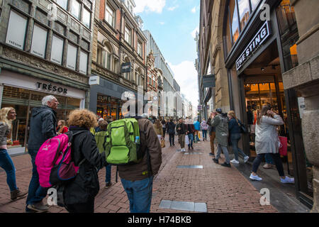 Touristen in Kalverstraat - wichtigste Einkaufsstraße von Amsterdam, Niederlande Stockfoto