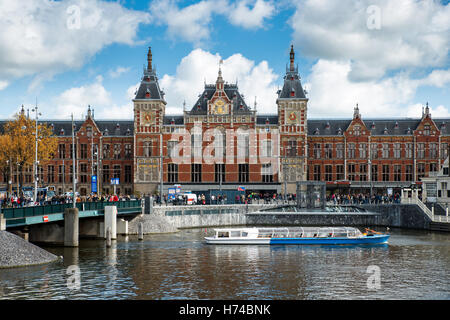 Grachtenfahrt Boot vor Amsterdam Hauptbahnhof in Amsterdam, Niederlande Stockfoto