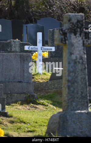 Grab von Caitlin Thomas, Ehefrau von Dichter Dylan Thomas, am St.-Martins Kirche, Laugharne, Carmarthenshire, Wales Stockfoto