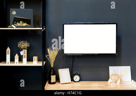 Moderne Holz-Regal mit flat-TV im Wohnzimmer zu Hause. Wohnzimmer Innenraum. Stockfoto