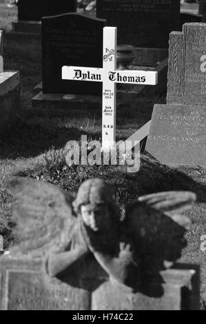 Grab des Dichters Dylan Thomas am St.-Martins Kirche, Laugharne, Carmarthenshire, Wales Stockfoto