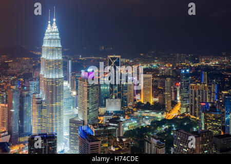 Skyline von Kuala Lumpur und Wolkenkratzer in der Nacht in Kuala Lumpur, Malaysia. Stockfoto