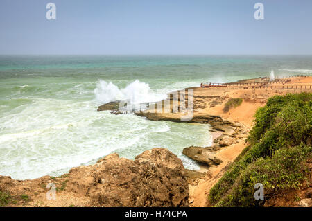 Schlag Löcher Bereich Al Mughsayl Beach in der Nähe von Salalah, Oman während der Monsunzeit Stockfoto