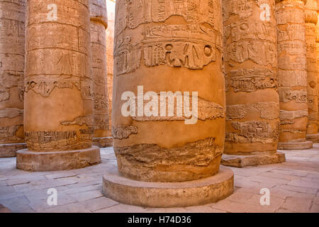 Spalten in der großen Säulenhalle Tempel von Karnak, Ägypten Stockfoto