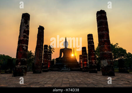 Buddha-Statue im Wat Mahathat in Sukhothai Geschichtspark Sukhothai, Thailand Stockfoto