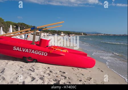 Retten Sie Boot auf den Strand von Maria Pia, Alghero, Sardinien, Italien Stockfoto