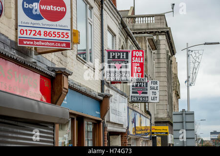 Leere Läden für Verkauf/Vermietung auf High Street Scunthorpe, Lincolnshire Stockfoto