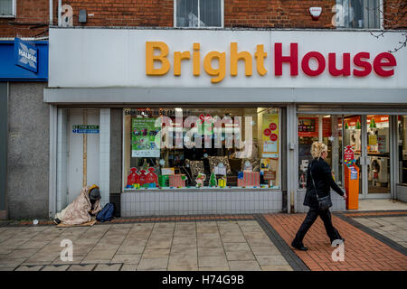 Eine grobe Schläfer vor einem Bright House-Geschäft in Scunthorpe Stockfoto