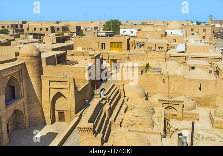 Die alten gemauerten Kuppeln und Mauern von Itchan Kala - die alte Stadt-Zitadelle in Chiwa, Usbekistan. Stockfoto