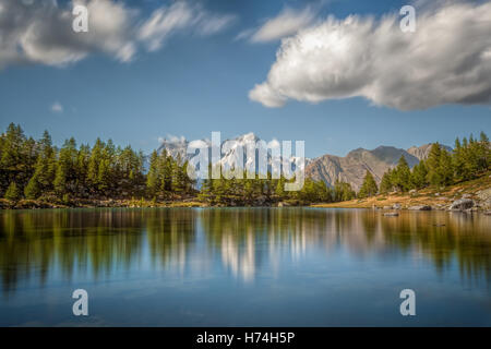 See Arpy mit Reflexionen - Lago d'Arpy, Aosta-Tal, Italienische Alpen Stockfoto