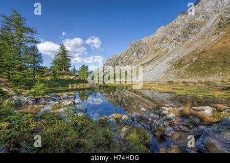 See Arpy mit Reflexionen - Lago d'Arpy, Aosta-Tal, Italienische Alpen Stockfoto