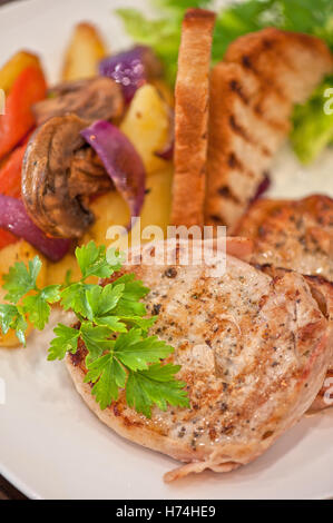 Schließen Sie Restaurant essen Nahrungsmittel Pfeffer Makro Nahaufnahme Makro Aufnahme nah oben Ansicht Farbe Closeup grün braun bräunlich Brünette Stockfoto