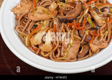 Lebensmittel Nahrungsmittel Pfeffer Closeup Holz braun bräunlich Brünette Aussehen mit einem Blick sehen Blick spähen Blick auf Küche Stockfoto