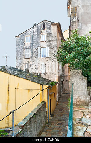 Die alte Stadt von Bastia ist voll von engen, verwinkelten Gassen mit verdrehen Gassen, schaffen ein Labyrinth, in dem es leicht verirren ist Stockfoto