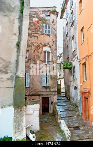 Das alte Viertel von Bastia befindet sich nahe dem Hafen und ist voll von engen Gassen, Hälfte stürzten Häuser, Slums, verdrehen Stockfoto