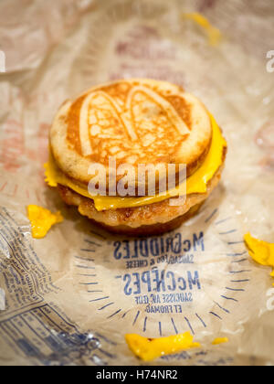 Eines McDonalds's-Wurst, Ei und Käse McGriddle Frühstück Sandwich. Stockfoto