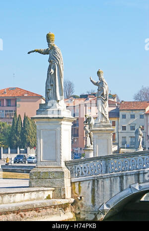 Die schönen Statuen von Prato della Valle, sind die Teile des architektonischen Ensembles der größten Platz in Italien Stockfoto