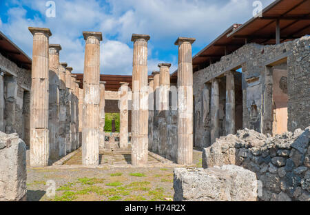 ein paar Spalten blieben aus dem alten römischen Tempel befindet sich in Pompeji Stadt, die nach Ausbruch des Vesuvs begraben wurde Stockfoto