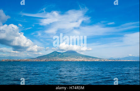 die Aussicht auf großen Vesuv Stratovulkan in den Golf von Neapel, Italien Stockfoto