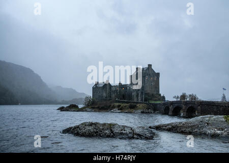 Eilean Donan Castle westlichen Hochland von Schottland. Abgebildet im Herbst. Stockfoto