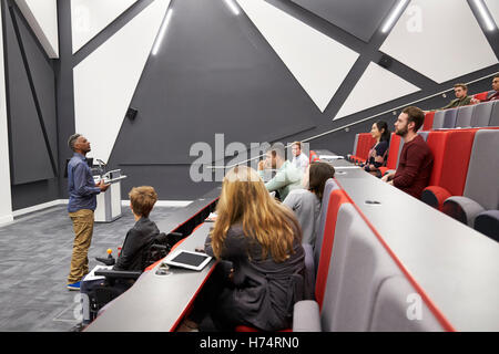 Mann Vorträge Studenten im Hörsaal, Logenplatz POV Stockfoto