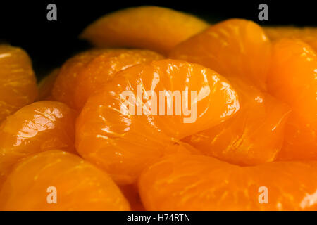 Detail der Mandarin Segmente im hellen Sirup. Stockfoto