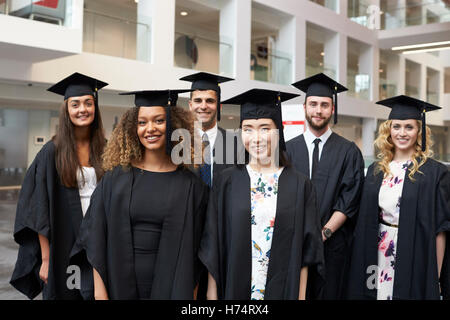 Gruppenbild der Hochschulabsolventen in Mütze und Mantel Stockfoto