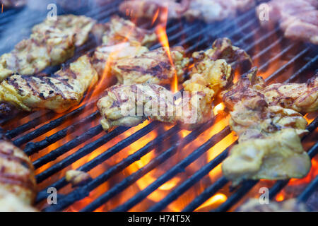 Viele Stücke von verschiedenen Arten von Fleisch grillen auf einem Grill Grillen. Selektiven Fokus. Stockfoto