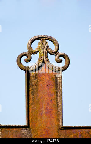 alte rostige ornamentalen Metal cross Fragment und Himmel Stockfoto