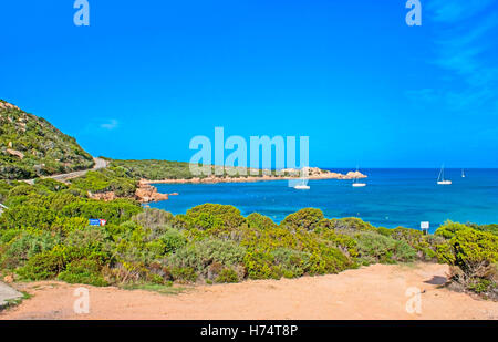 Der beste Weg zu den Strand von Cala Spalmatore aus Sardinien ist die Yacht oder ein kleines Schiff, La Maddalena, Italien. Stockfoto