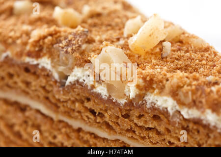 Der mehrschichtige Honigkuchen in Scheiben schneiden. Stockfoto