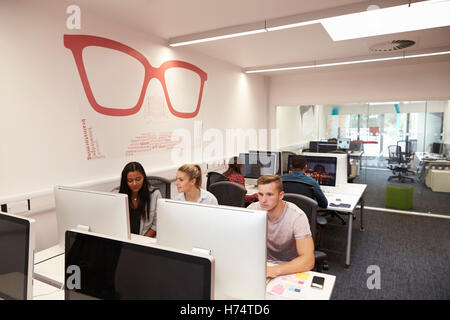 Gruppe von Medien-Studenten gemeinsam an Projekt Stockfoto