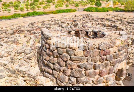 Die Ruinen des alten Dorfes sind der Teil der Nuraghe Su Nuraxi, Sardinien, Italien. Stockfoto