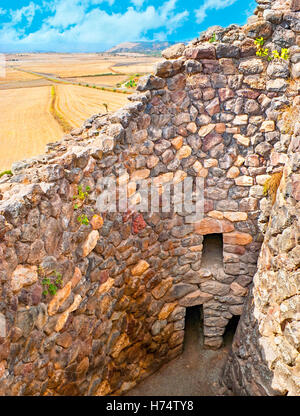 Der Hauptturm und den Innenhof der Nuraghe Su Nuraxi, Sardinien, Italien. Stockfoto