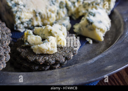 Holzkohle Kekse mit ausgereiften englischen Stilton-käse Stockfoto