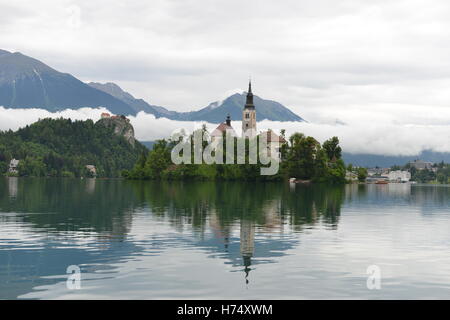 Neblige Sicht des Bleder Insel über Lake Bled Slowenien Stockfoto