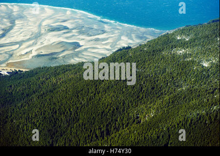 Eine Luftaufnahme der Chilkat Inlet und die umliegenden Berge zwischen Haines und Juneau, AK. Stockfoto