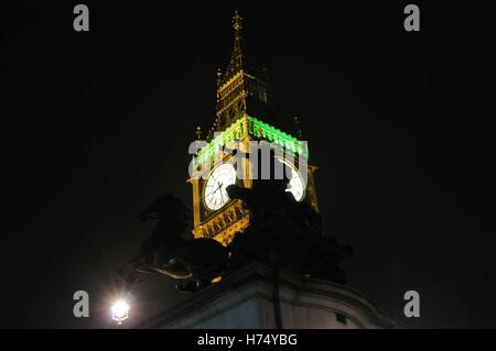 Big Ben und eine Statue des Monotheismus, in der Nacht. Stockfoto