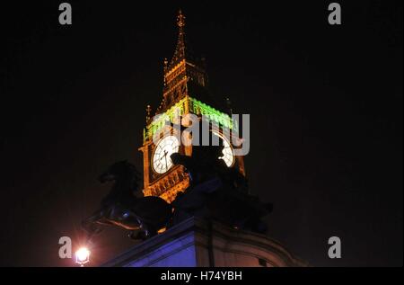 Big Ben und eine Statue des Monotheismus, in der Nacht. Stockfoto