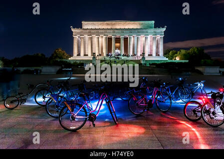 Eine Gruppe von Tourenräder vor dem Lincoln Memorial in der Nacht, Washington D.C. Stockfoto