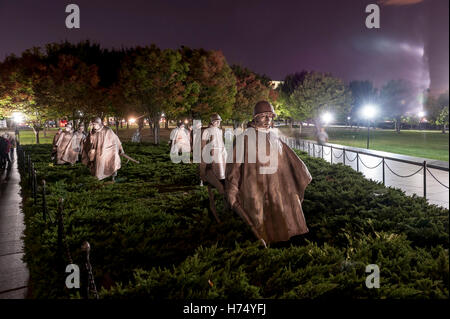 Statuen am Korea-Krieg-Memorial in der Nacht, Washington D.C. Stockfoto