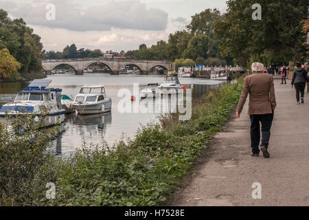 Menschen, die ein Spaziergang entlang der malerischen Flussufer in Richmond upon Thames, Surrey, England Stockfoto