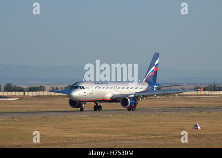 Simferopol, Ukraine - 12. September 2010: Aeroflot Airbus A320 Umkehrung der Motoren auf der Piste nach der Landung Stockfoto