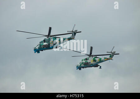 Shitomir, Ukraine - 29. September 2010: Ein paar der ukrainischen Armee Mi-24 Kampfhubschrauber im Flug während der militärischen Trainings in Stockfoto