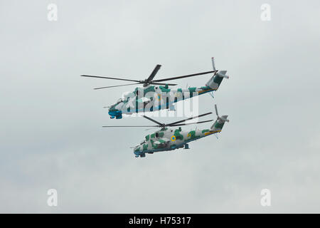 Shitomir, Ukraine - 29. September 2010: Ein paar der ukrainischen Armee Mi-24 Kampfhubschrauber im Flug während der militärischen Trainings in Stockfoto