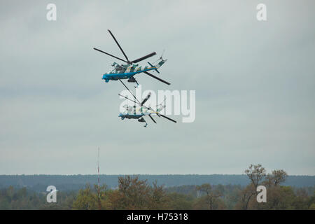 Shitomir, Ukraine - 29. September 2010: Ein paar der ukrainischen Armee Mi-24 Kampfhubschrauber im Flug während der militärischen Trainings ma Stockfoto