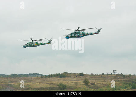 Shitomir, Ukraine - 29. September 2010: Ein paar der ukrainischen Armee Mi-24 Kampfhubschrauber im Flug während der militärischen Trainings- Stockfoto