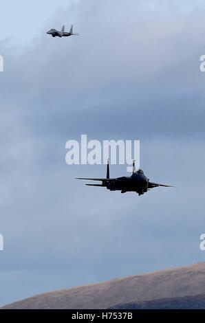 Ein paar der f-15 Jets sind von CAD-West gesehen, wie die niedrigen Niveau durch die Schleife, Machynlleth in Wales, eine Reihe von Tälern, die durch ihre Verwendung als Low-Level-Übungsplätze für schnellen Jet-Flugzeuge fliegen. Stockfoto