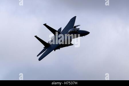 Ein f-15-Jet wird von CAD-West, als es niedrigen Niveau durch die Schleife, Machynlleth in Wales, eine Reihe von Tälern durch ihre Verwendung als Low-Level-Übungsplätze für schnellen Jet-Flugzeugen fliegt gesehen. Stockfoto